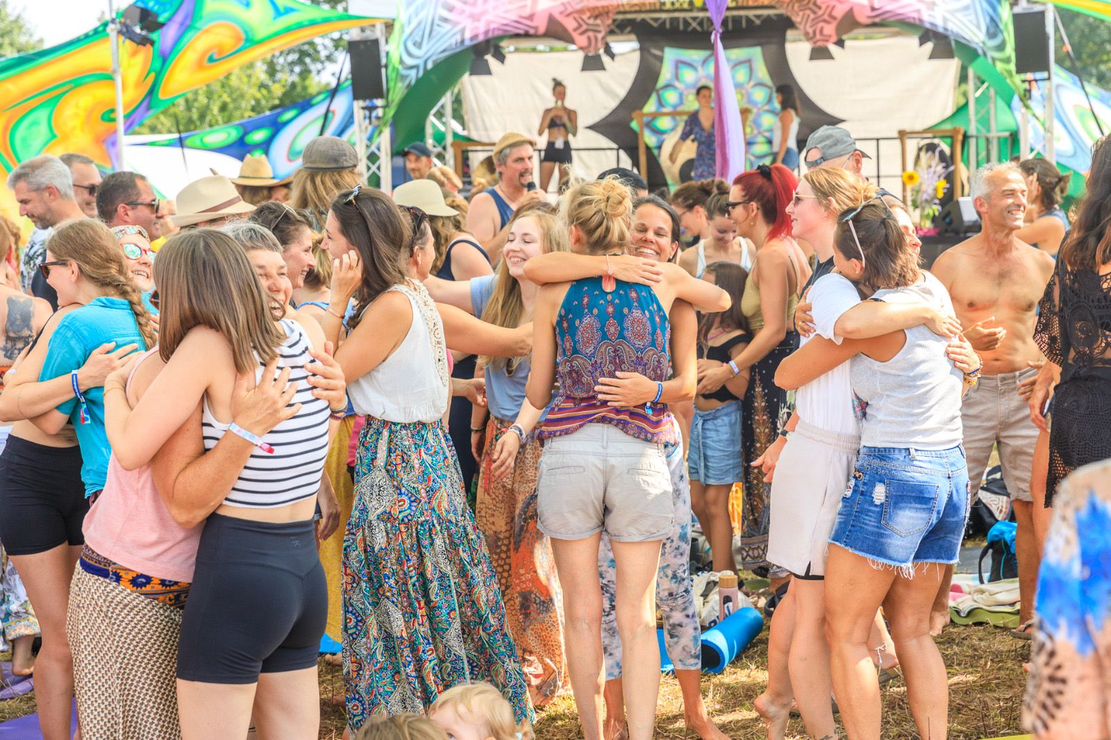 Große Umarmung im Festivalkreis