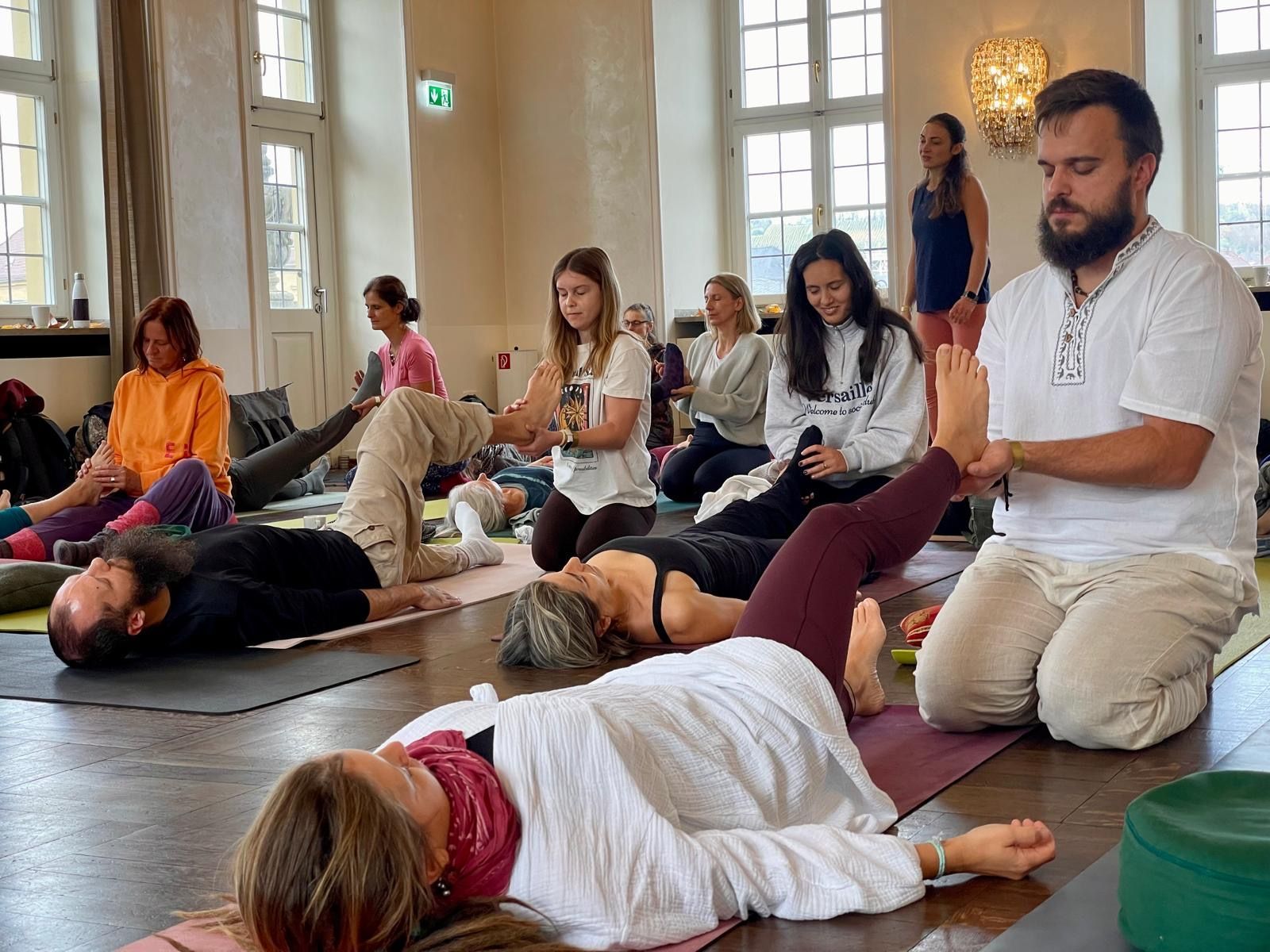 Gemeinsame Praxis beim Yogafestival Würzburg
