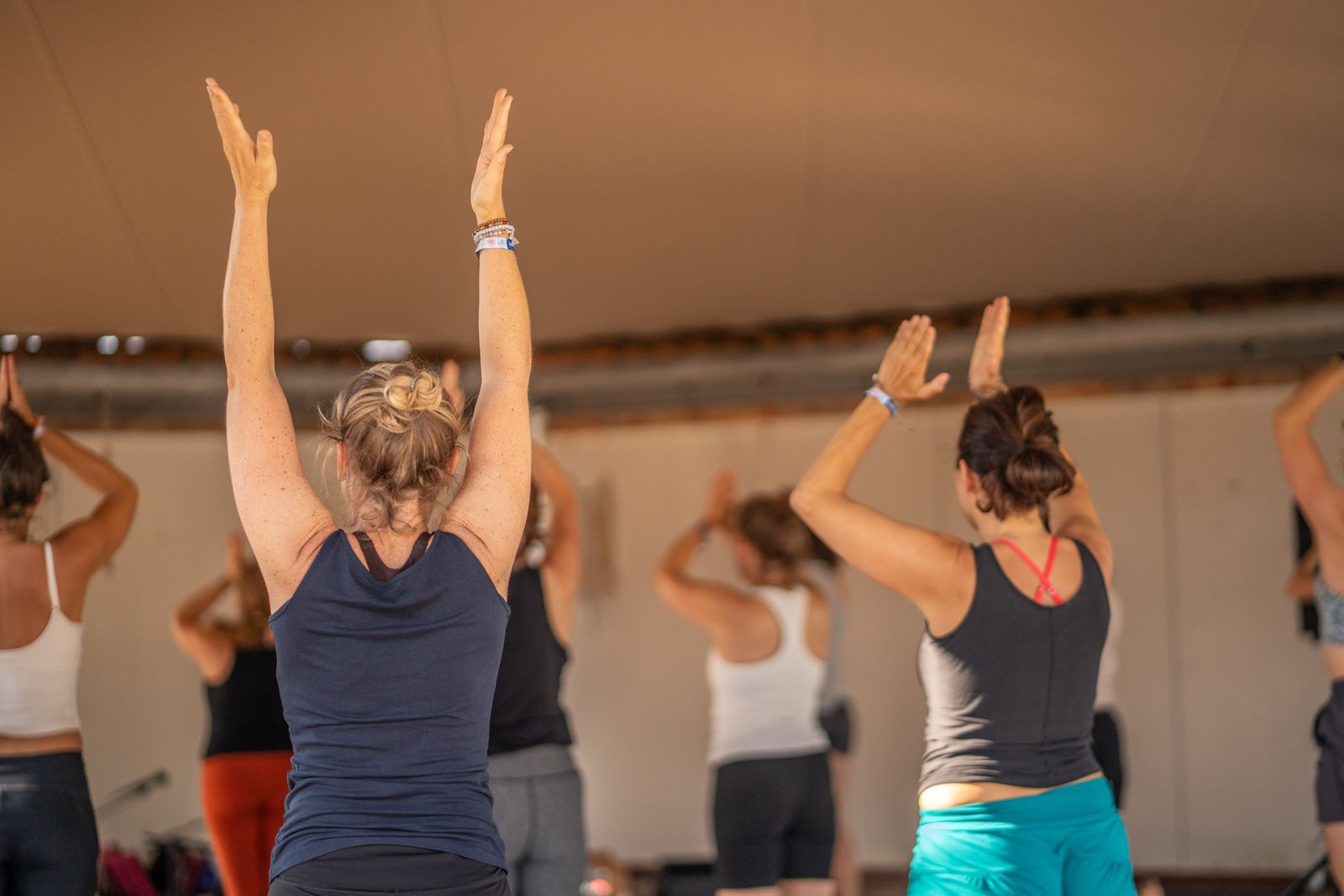 Yoga mit erhobenen Armen