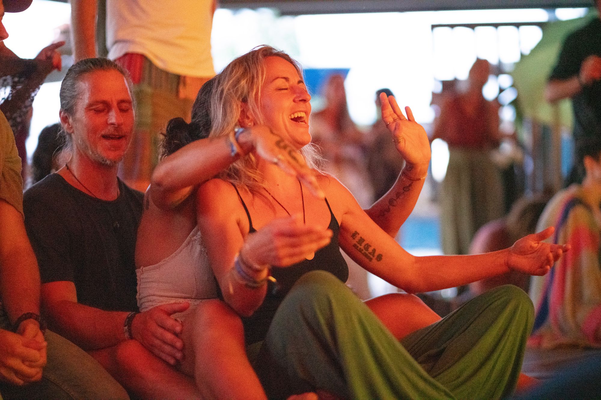 Menschen tanzen und lachen gemeinsam beim Festival